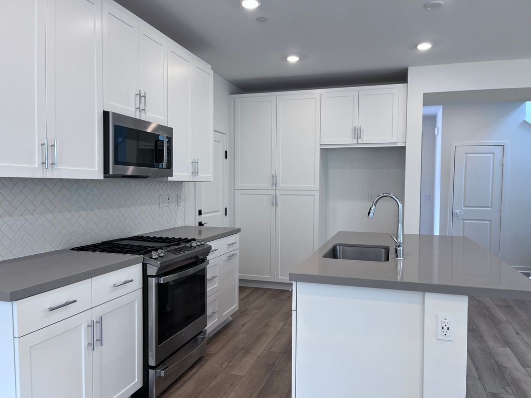 Building Photo - 4041 Pomelo Dr