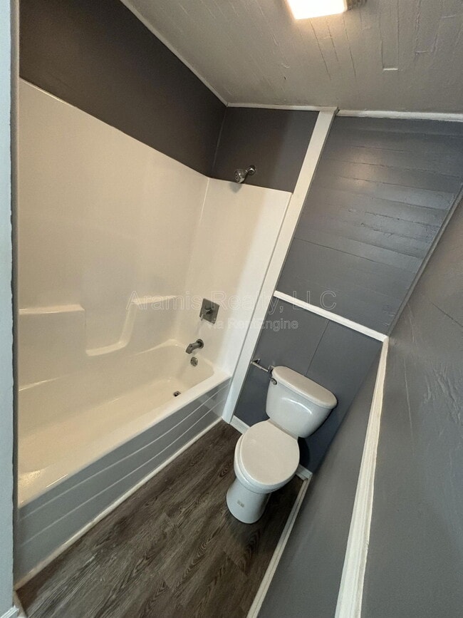 Building Photo - 802 N Park St