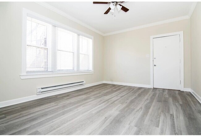 Building Photo - 648.5 W Roscoe St