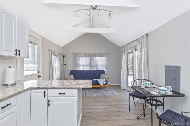 Building Photo - 572 Montauk Hwy