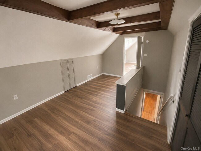 Building Photo - 17 Greenview Ave