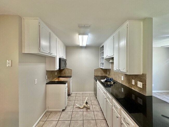 Building Photo - Stoneridge Duplex 454/452