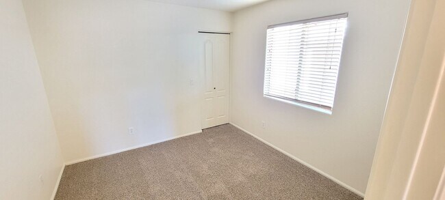 Building Photo - Circle Cross