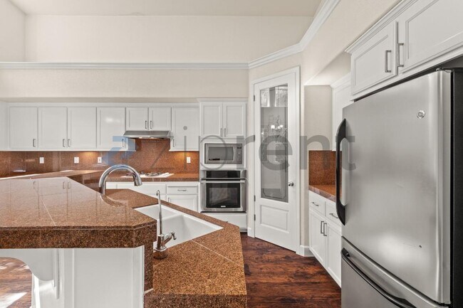 Building Photo - 338 Roundhill Dr