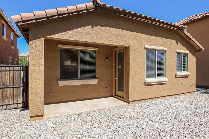 Building Photo - 15423 W Poinsettia Dr