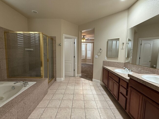 Building Photo - Beautiful 3 bed, 3 full bath two story home including a 3 car garage with 2800 sq ft of living space