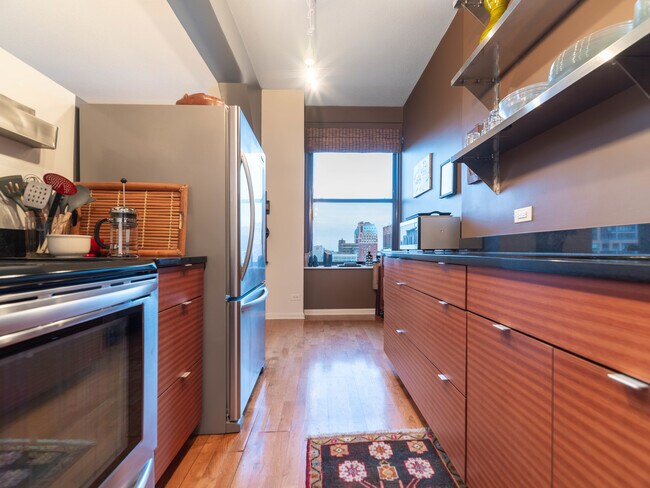 Building Photo - 600 S Dearborn St