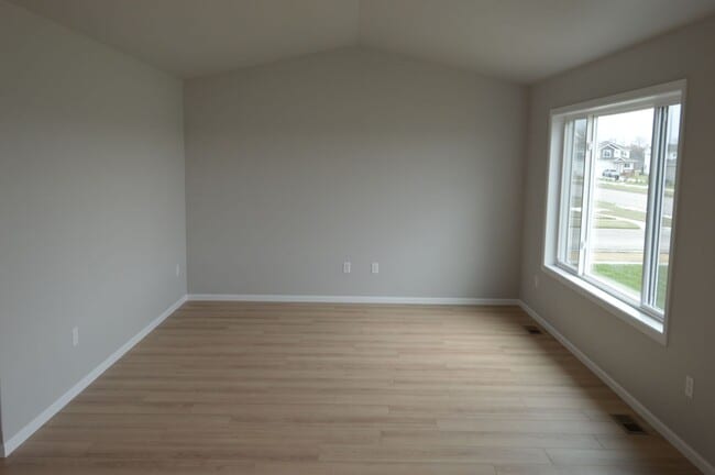 Building Photo - 4 bed 2 bath Townhome for rent!