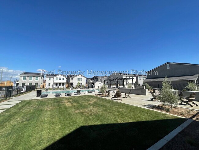 Building Photo - 2752 E Tamarind Dr