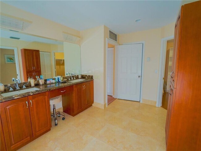 Building Photo - 20107 Ocean Key Dr