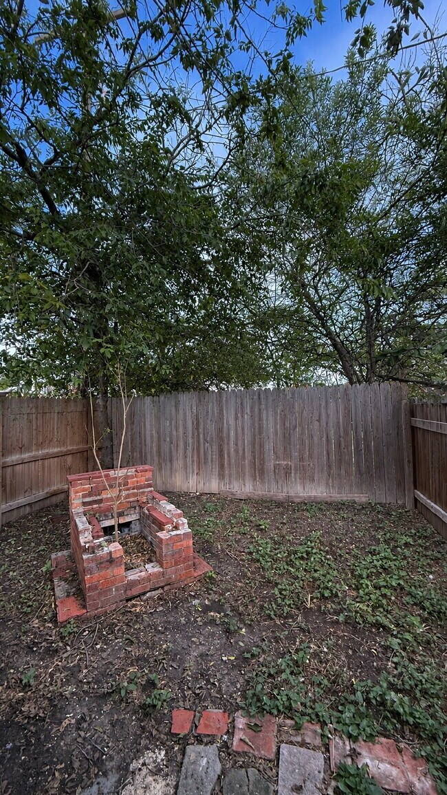 Building Photo - Private Detached 1-Bedroom Apartment with Backyard
