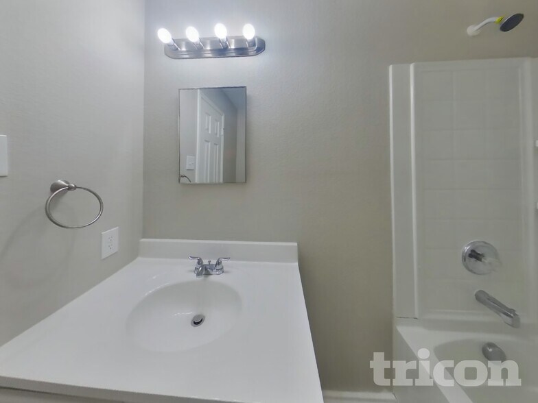 Building Photo - 1405 Englewood Dr