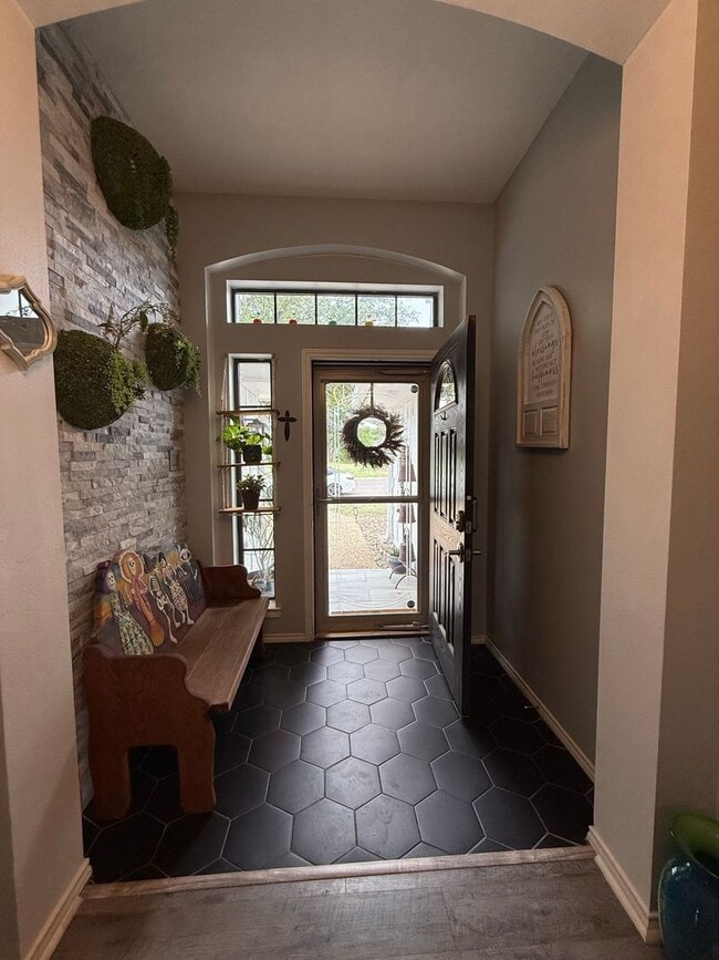 Building Photo - Beautifully updated home IN THE BLUFFS!