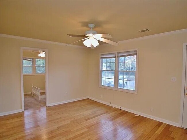 Building Photo - Charming 3 Bedroom home