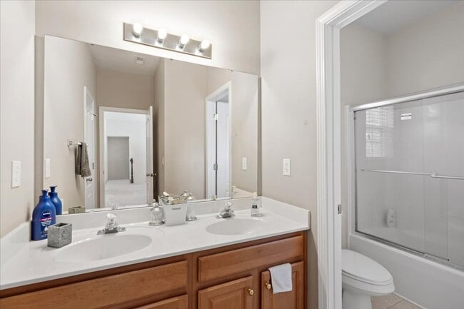 Building Photo - Spacious 5BR/3BA minutes from Ballantyne V...