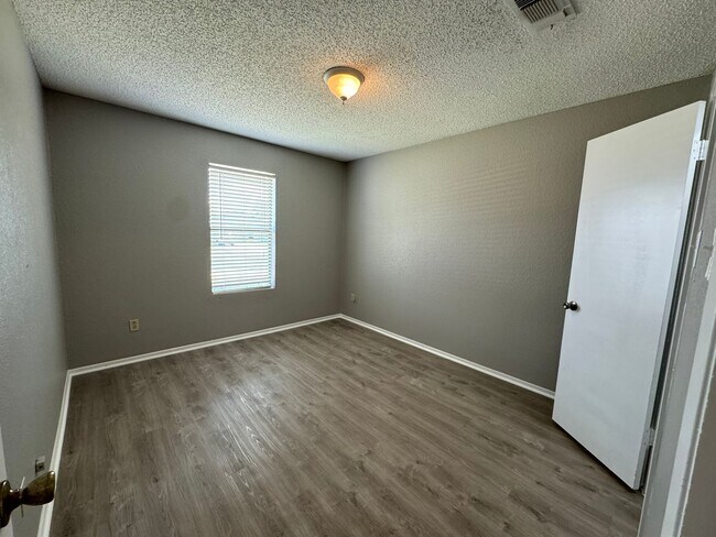 Building Photo - 3 bedroom 2 bath Refreshed