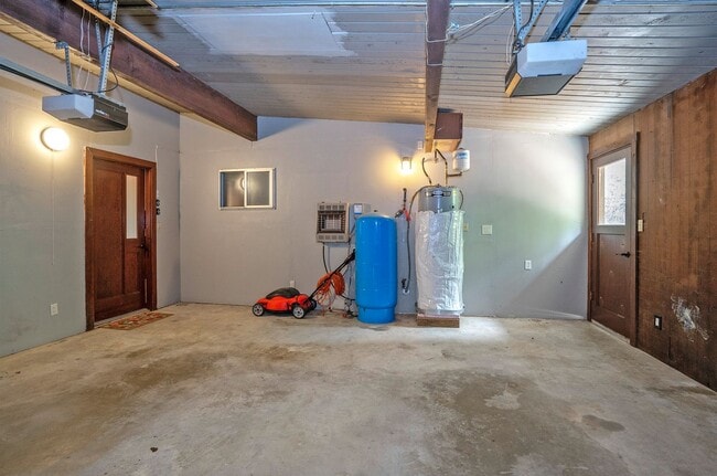 Building Photo - 3-Bed Waterfront Home in Vaughn