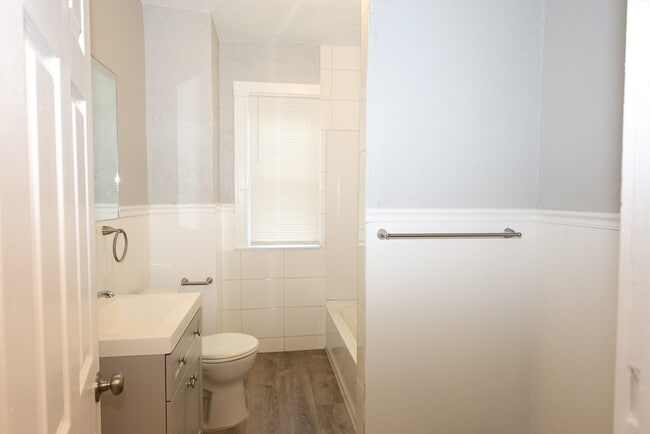 Building Photo - 23 Des Moines Rd