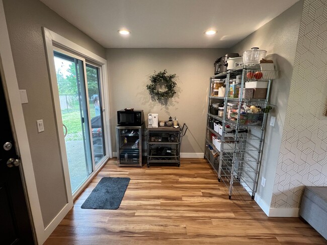 Building Photo - Remodeled 3 Bedroom Troutdale Home