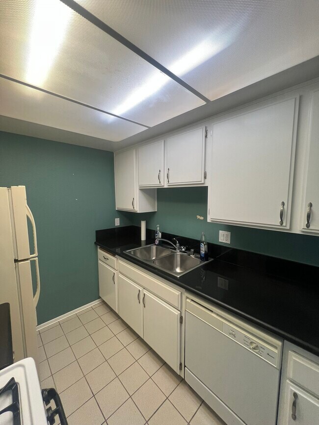 Building Photo - 232 W Tujunga Ave