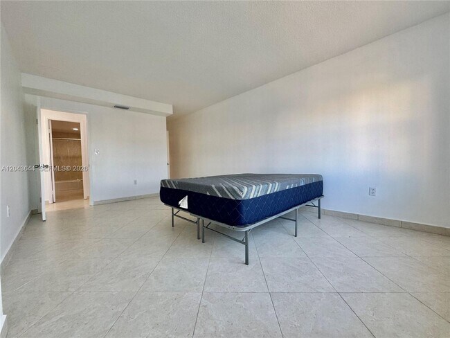 Building Photo - 400 Kings Point Dr