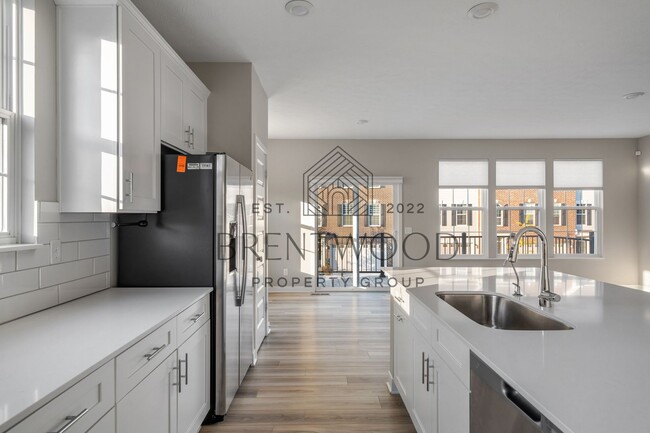 Building Photo - Move-In Ready Modern Townhome in Sought-Af...