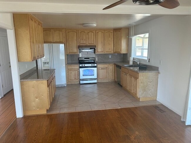 Building Photo - Simply a fabulous Hillsdale neighborhood f...