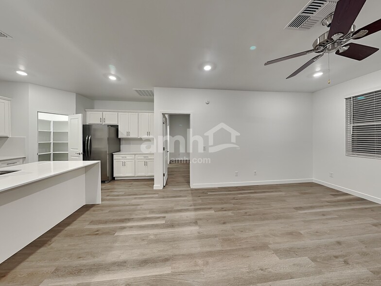 Building Photo - 2120 W Alicia Dr