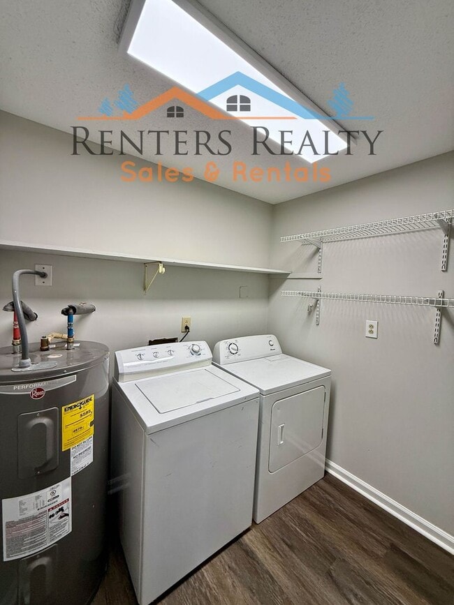 Building Photo - 2 Bedroom Condo with Private Patio