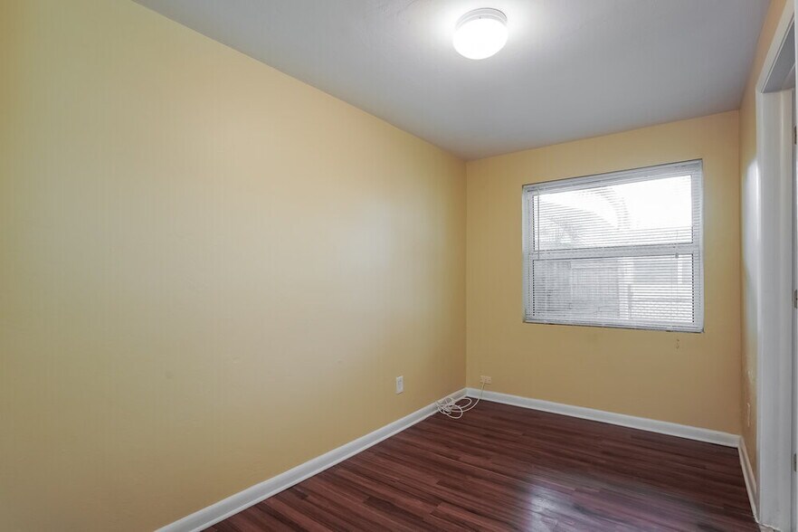 Building Photo - 1887 Sunset Pl