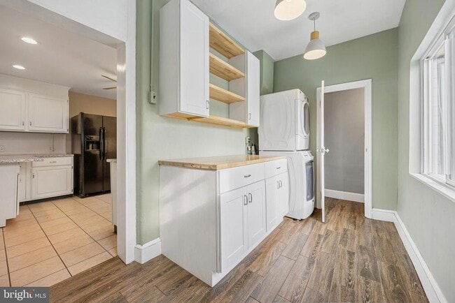 Building Photo - 437 Roxborough Ave