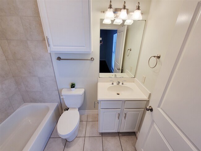 Building Photo - 2416 La Branch St