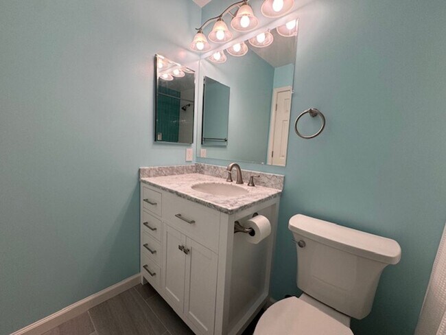 Building Photo - Wonderful 2 story condo in Ashford Ct-Deta...