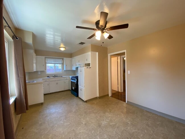 Building Photo - 1545 W Sussex Way