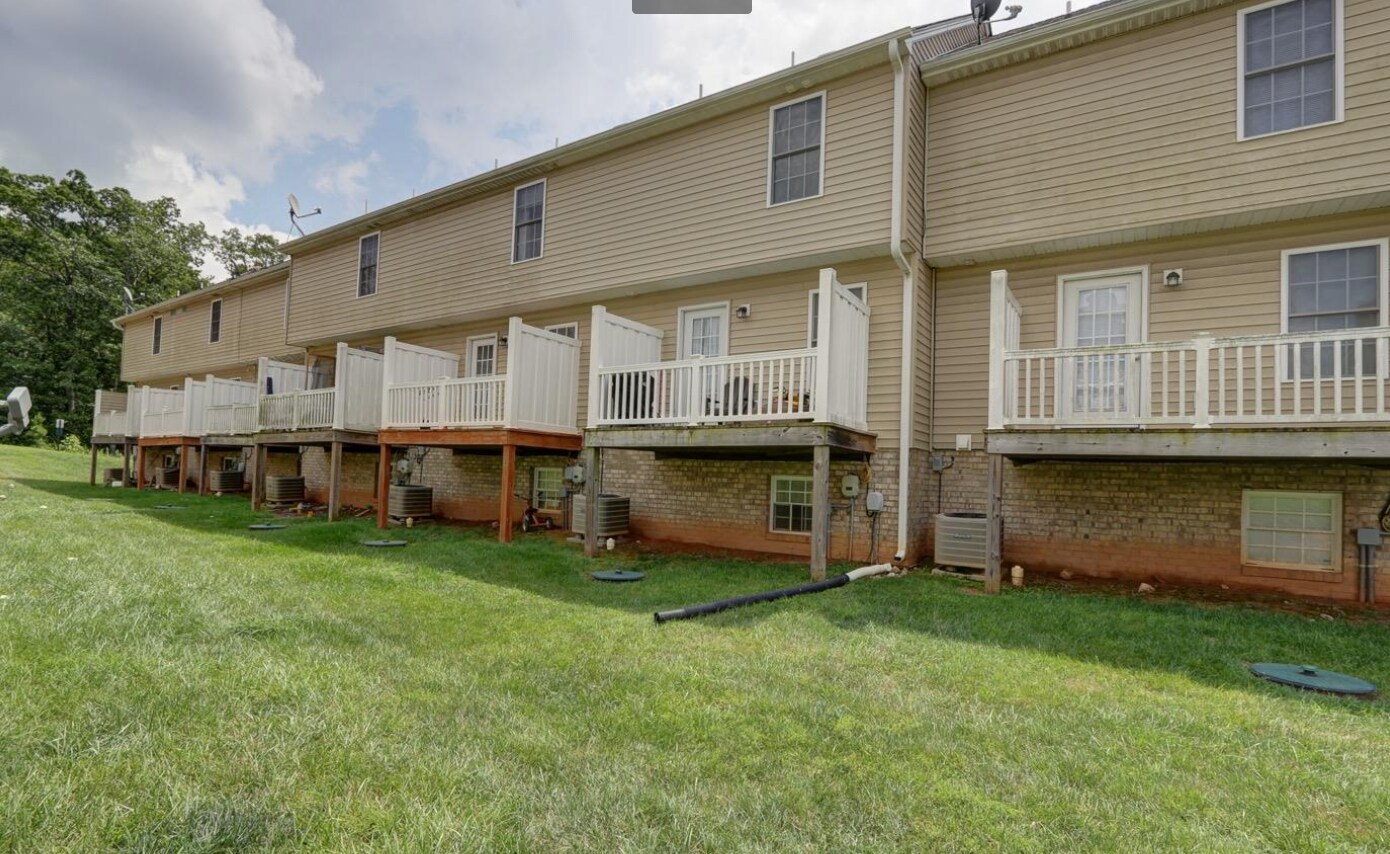 Building Photo - 27 Gloucester Dr