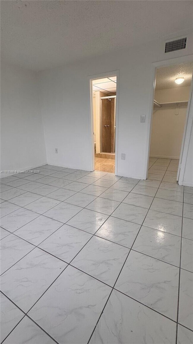 Building Photo - 10000 NW 80th Ct