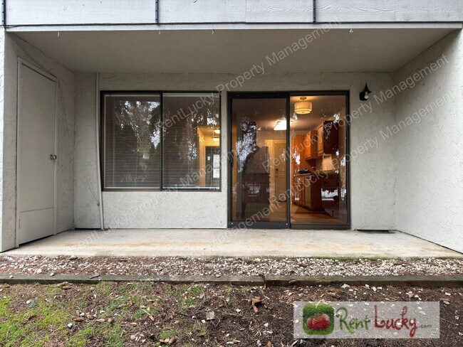 Building Photo - Cozy Kirkland Condo! 1 Bed, 1 Bath w/ Updated Kitchen and Additional Parking!