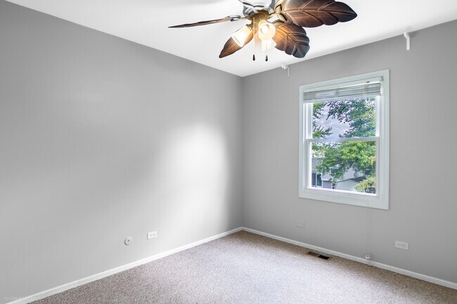 Building Photo - 2122 Kensington Dr