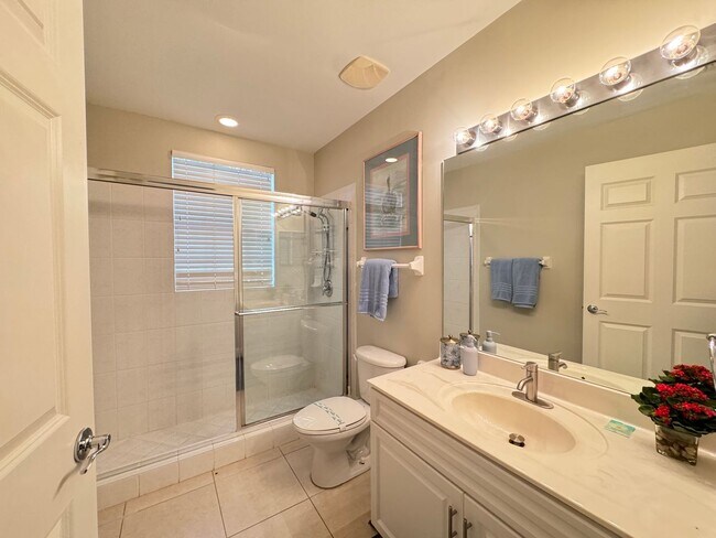 Building Photo - Newly Renovated & Available Now - Furnishe...