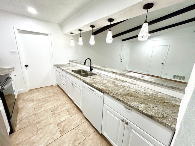 Building Photo - *COMING SOON* 3BR/2BA with Fireplace & 2-Car Garage!