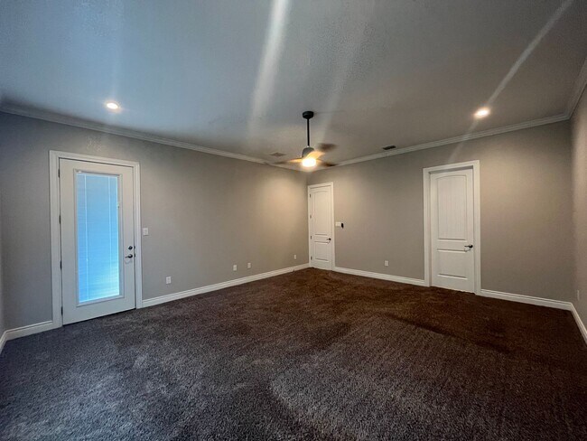 Building Photo - 4815 Viewcrest Rd