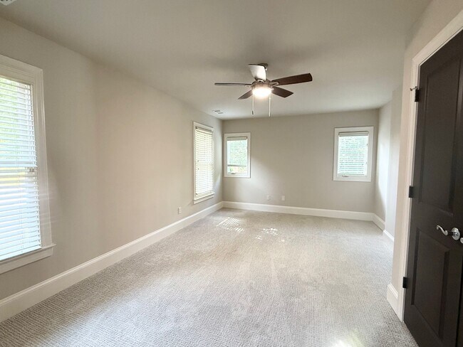 Building Photo - 2041 Mendenhall Cir