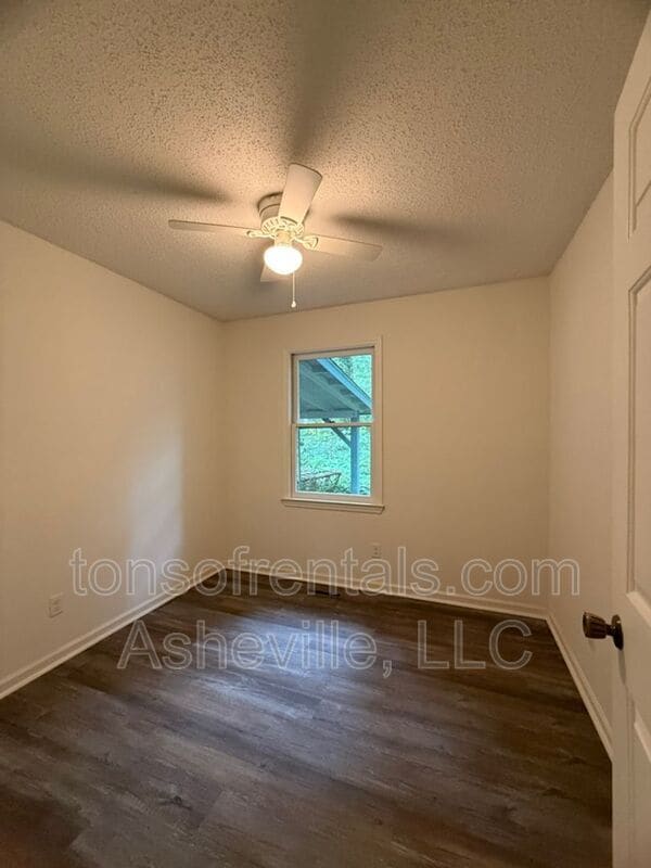 Building Photo - 327 Winding Way Ln