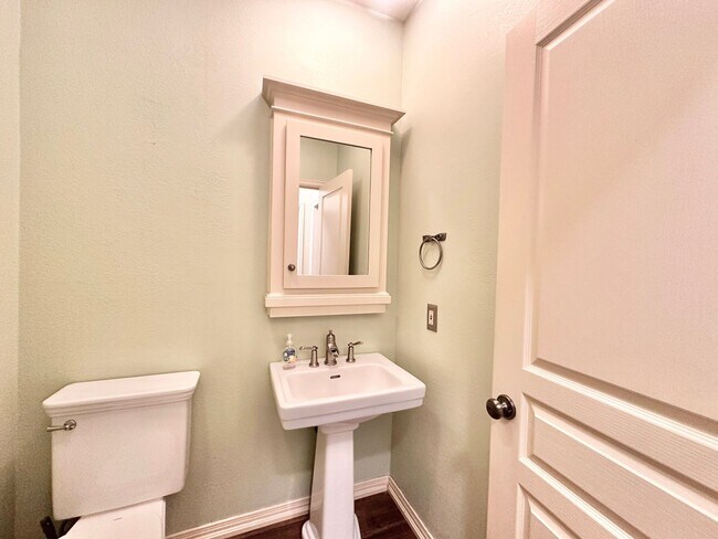 Building Photo - Tour Today! Show Stopping Home in Flint!