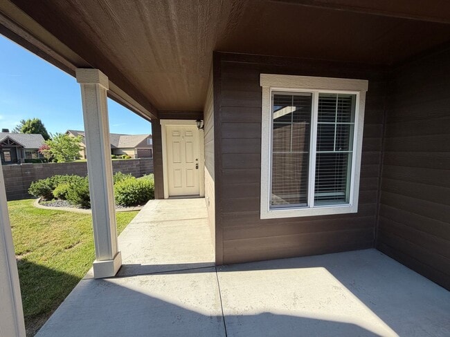 Building Photo - Radiant Lake Rancher