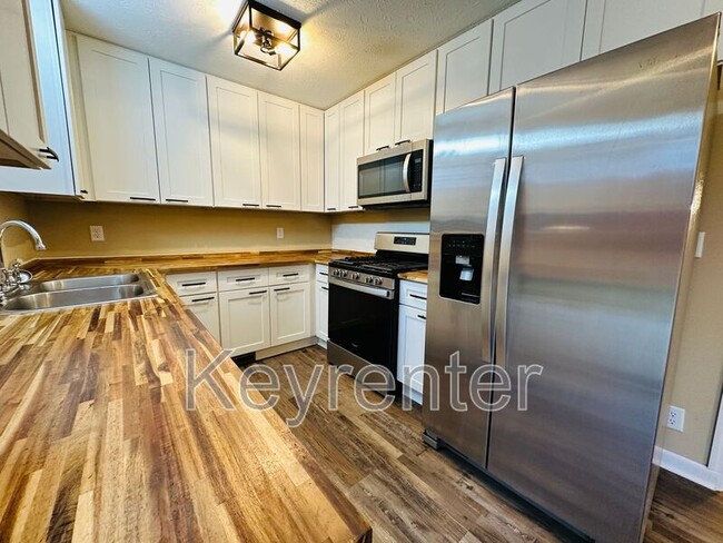 Building Photo - 918 W Forest Blvd