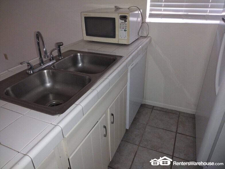 Building Photo - 2515 S Maple Ave