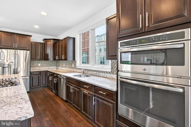 Building Photo - 322 N George Mason Dr