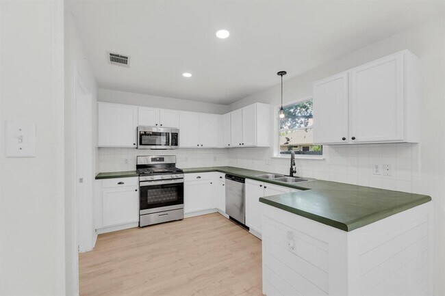 Building Photo - 104 Presidio Dr