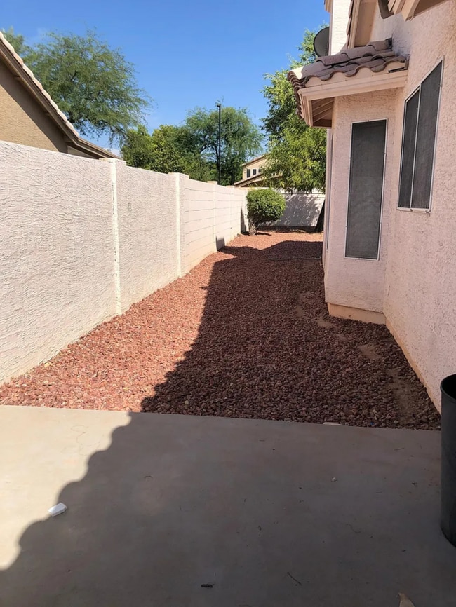 Building Photo - COMING SOON! 3 Bed/ 2 Bath Home in Arrowhead Lakes